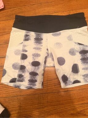 lululemon athletica White w black Dot Print Shorts sz 4, side pockets